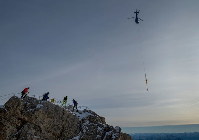 Um es zu restaurieren, wird das Kreuz ins Tal geflogen  | Foto: dpa
