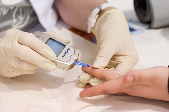 In Schopfheim informiert das Diabetesz...ien und bietet Blutzuckermessungen an.  | Foto: Klaus-Dietmar Gabbert (dpa)