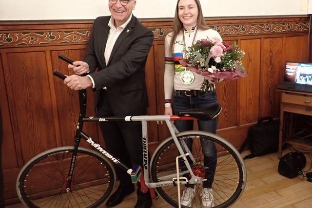 Elzach feiert seine Radballweltmeisterin Danielle Holzer mit einem beraschungsempfang