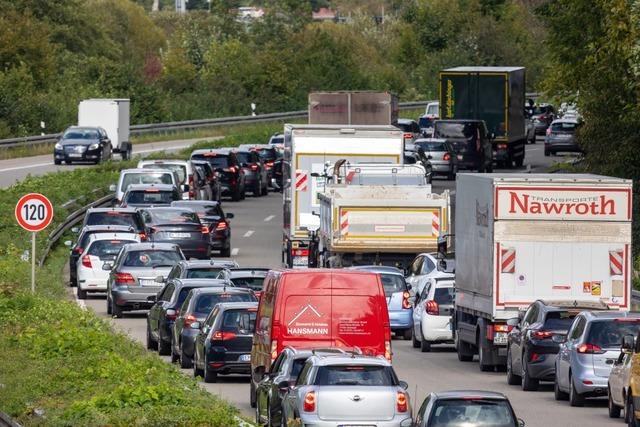 Zwei Wagen kollidieren auf B294 bei Denzlingen im Berufsverkehr
