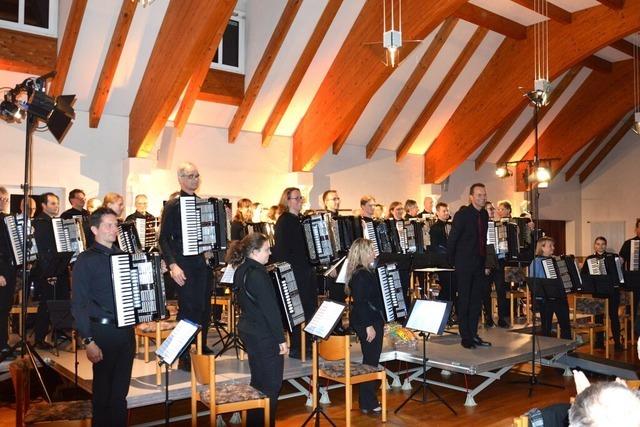Endinger und Untergrombacher Orchester begeistern Publikum bei "Akkordeon Concertant"
