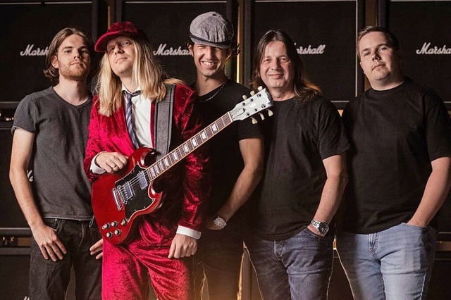 Energiegeladen und rockig wie das Original: AC/CZ  | Foto: Grand Casino Basel