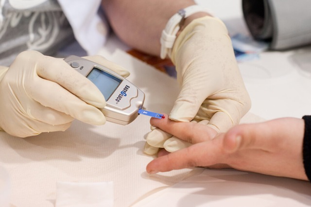 Es gibt klassische Diabetes-Symptome -...thode ist es, den Blutzucker zu messen  | Foto: dpa