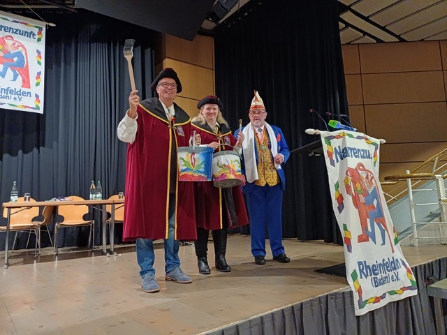 Oberzunftmeister Michael Birlin (recht...rgermeisterin Kristin Fuchs Farbeimer.  | Foto: Maximilian Mller