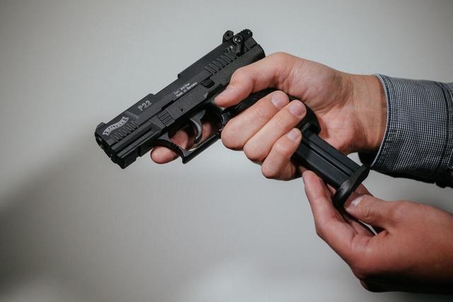 32-Jhriger schiet mit Schreckschusswaffe in Umkirch und flieht zu Fu