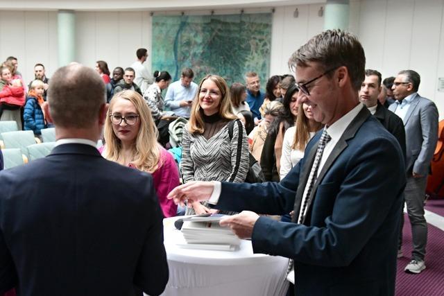 Rekord: 2025 haben sich bisher 1355 Menschen aus 77 Lndern im Kreis einbrgern lassen