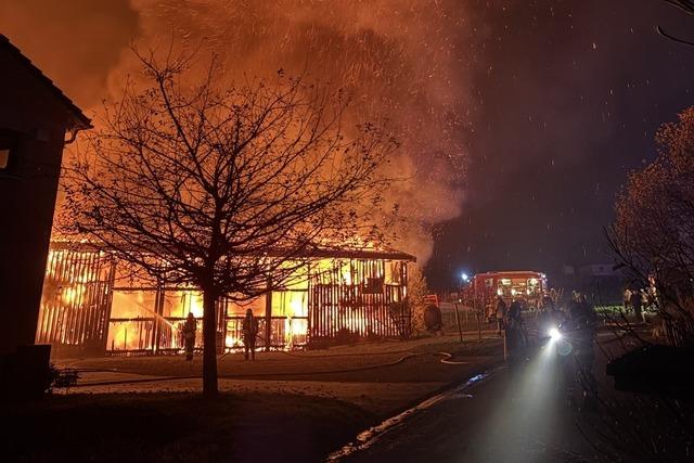 Polizei sucht nach Brand auf dem Hof von Martin Linser in Freiburg-Opfingen Zeugen