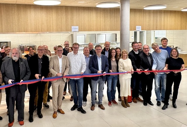 Bei der Erffnung: Alle Projektbeteili...ber die Fertigstellung der Schulmensa.  | Foto: Gemeinde Rust