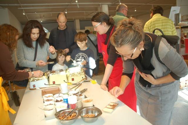 Besucher gieen Schoki-Ziegel im Fricktaler Museum