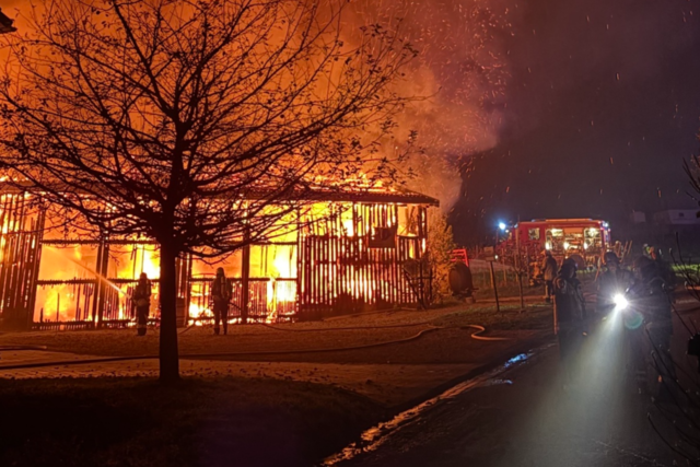 Polizei sucht nach Brand auf dem Hof von Martin Linser in Freiburg-Opfingen Zeugen