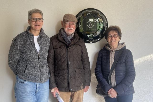 Ein Ehepaar spendet einen Defibrillator fr die Sonnenrainhalle in Karsau