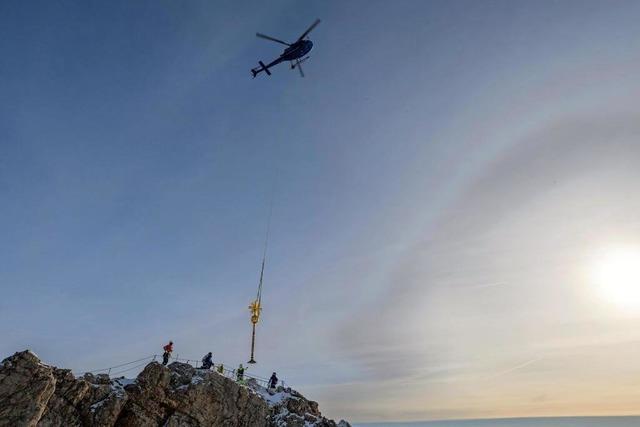 Ein Gipfelkreuz fliegt davon
