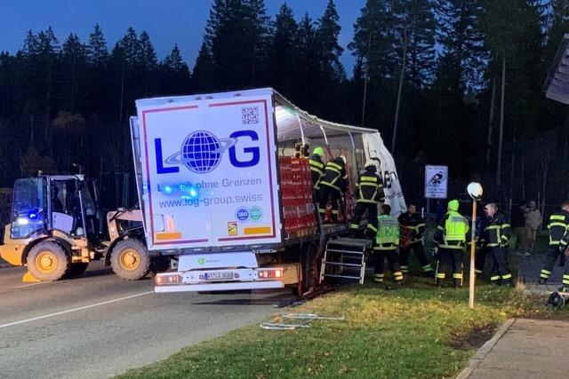 Ladung mit Bierkisten verrutscht nach Kurve in Feldberg