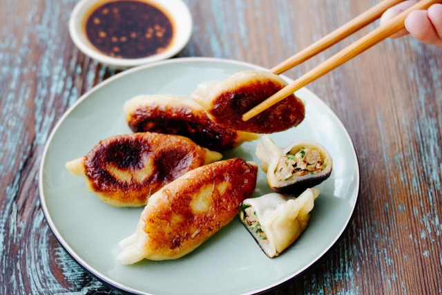 Die mit Schweinefleisch, Kohl, Knoblau...rlufer aller asiatischen Teigtaschen.  | Foto: dpa