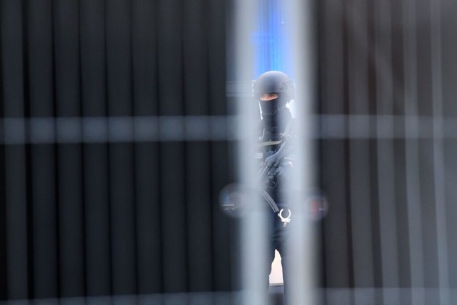 Das Landgericht Magdeburg wird streng bewacht.  | Foto: Klaus-Dietmar Gabbert (dpa)