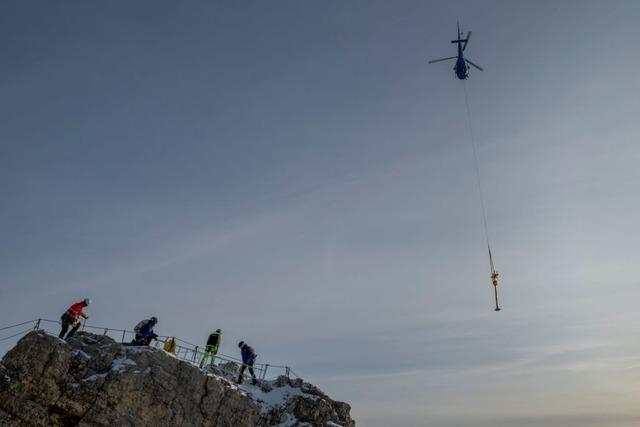Das Zugspitz-Gipfelkreuz fliegt davon – wegen Stickern