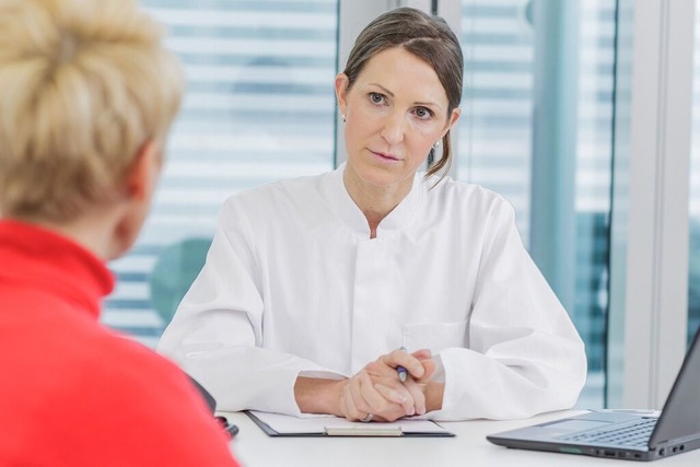 belkeit, Schmerzen im Oberbauch oder ...llte man sie rztlich abklren lassen.  | Foto: Monique Wstenhagen (dpa)