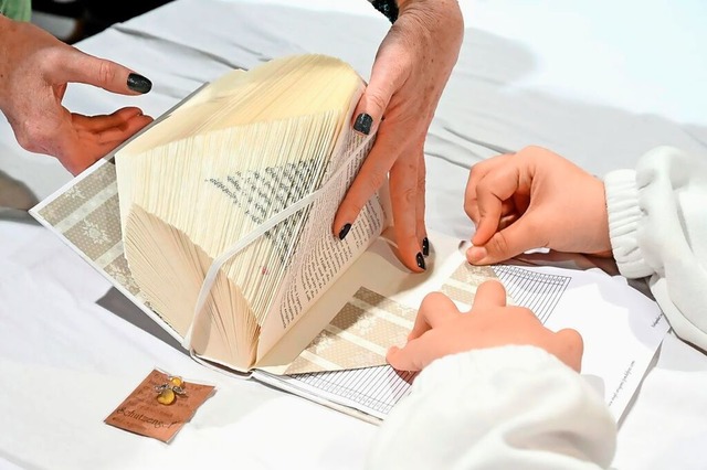 Aus einem Buch kann mit der richtigen ...erhaftes Dekorationselement entstehen.  | Foto: Thomas Kunz
