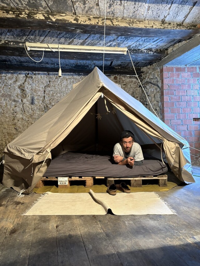 Patrick im Safarizelt - damit nichts von der Wand in Bett brckelt.  | Foto: Geraldine Schle