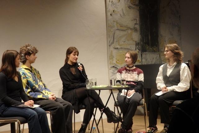 Charlotte Gneu erlutert im literarischen Salon Staufen Hintergrnde zu "Gittersee"