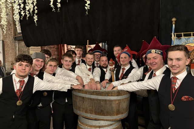 Jahreszunftsitzung der Endinger Narren... rund um den Zuber voller Jokiligeist.  | Foto: Narrenzunft Endingen