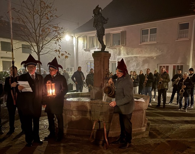 Traditioneller Auftakt zur Jahreszunft...kiligeists am Jokilibrunnen im Fronhof  | Foto: Narrenzunft Endingen
