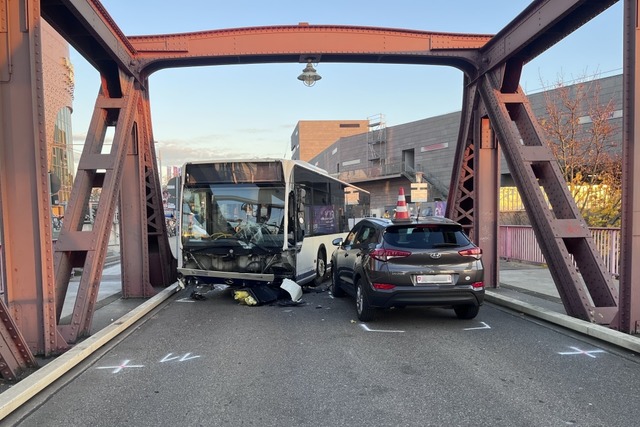 Bei dem Busunfall in Weil am Rhein wurde ein Mensch gettet.  | Foto: Jonas Gnther 
