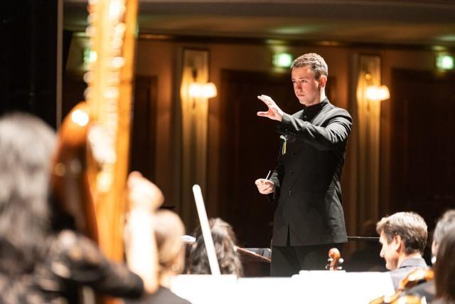 Karneval und die virtuose Oboe: Artem Lonhinov dirigiert das Philharmonische Orchester Freiburg