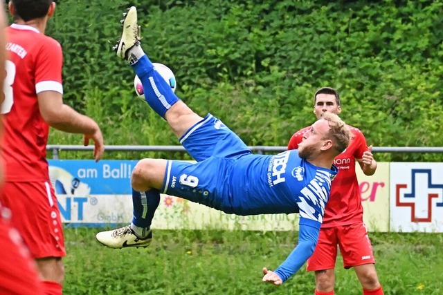Zum Fallrckzieher hat Niklas Heizmann...n, indes ohne erfolgreichen Abschluss.  | Foto: Achim Keller
