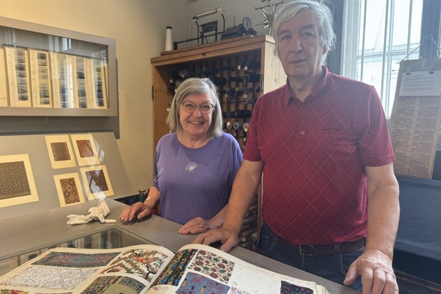 Marianne Freivogel und ihr Ehemann vor einem der Musterbcher ihres Vaters  | Foto: Stdtische Museen Weil am Rhein