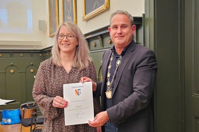 Julia Schmidt wird im Gemeinderat als Ortsvorsteherin von Schopfheim-Gersbach vereidigt