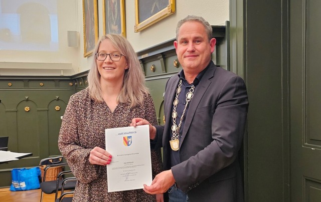 Der Gemeinderat hat die neue Gersbache...reichte ihr die entsprechende Urkunde.  | Foto: Gerald Nill