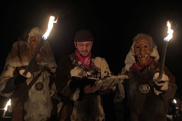 Dfzelmeister Michael Leisinger bei der Proklamation auf dem Schulhof  | Foto: Wolfgang Grether