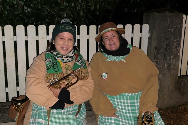 Zwei Bttelscke beim Warten an der Schillerlinde auf die Dzfelgeister  | Foto: Wolfgang Grether