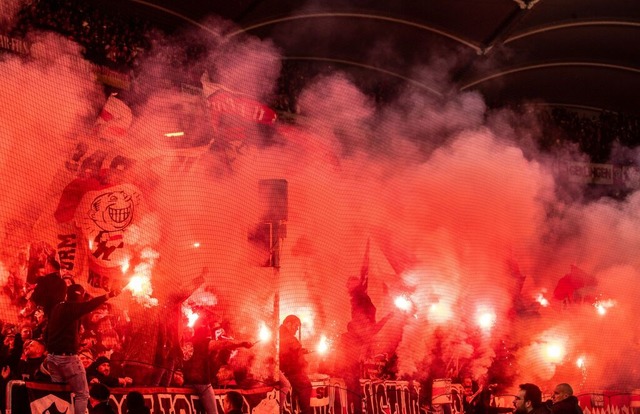 Zndelnde VfB-Anhnger  | Foto: Christoph Schmidt (dpa)
