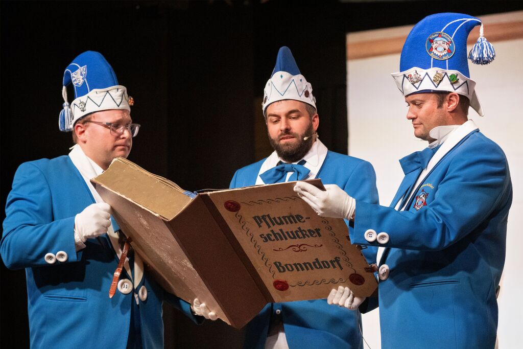 Der entscheidende Moment am 11.11.: Das groe Buch der Bonndorfer Pflumeschlucker wird geffnet. Narrenvater Marco Johner (Mitte) vereidigt die Narrenrte. Es geht in die fnfte Jahreszeit, bevor die vierte begonnen hat.