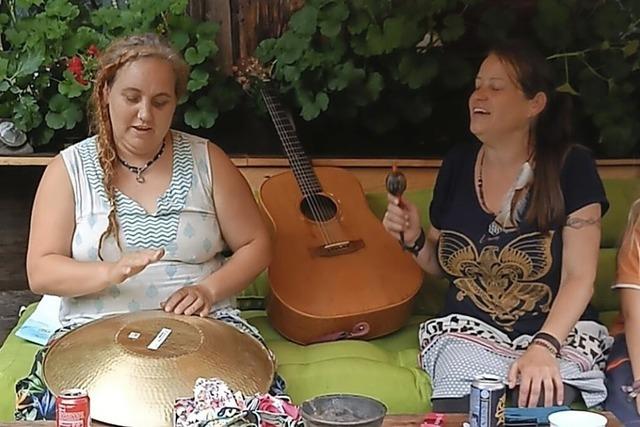 Arlecjin und Frau Buntspecht beehren die Alte Kochschule in Freiamt-Ottoschwanden mit extravaganter Folklore