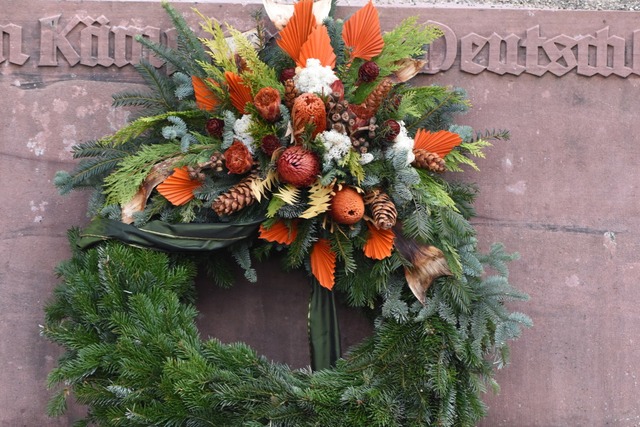 In Steinen wird nach dem Gedenkgottesd...germeister Gunther Braun niedergelegt.  | Foto: Robert Bergmann