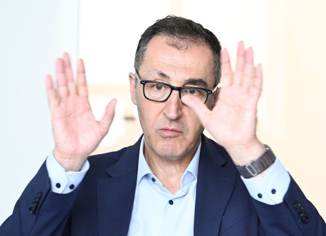 Cem zdemir hat sich zwei Finger im Wahlkampf gebrochen.  | Foto: Bernd Weibrod (dpa)