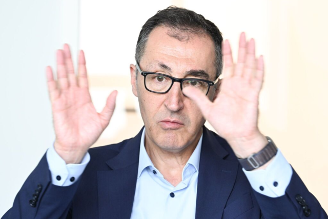 zdemir bricht sich zwei Finger im Wahlkampf