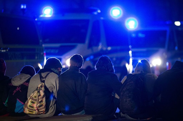 Demonstranten bilden auf der Strae eine Sitzblockade (Symbolbild)  | Foto: dpa