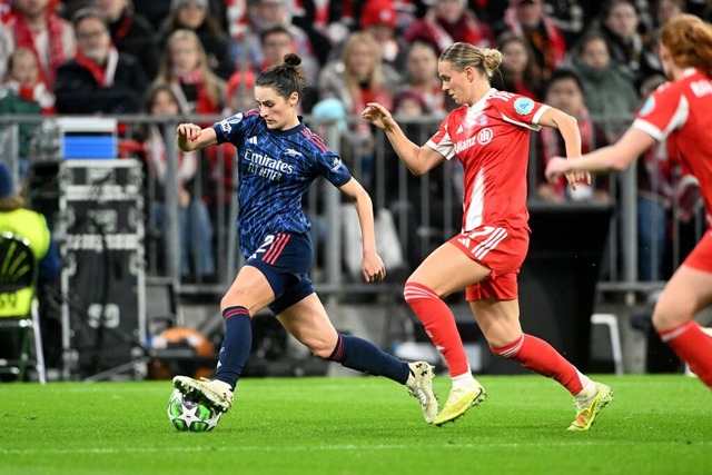 Klara Bhl, die hier Emily Fox (links)..., bereitete alle drei Bayern-Tore vor.  | Foto: Jens Niering (dpa)