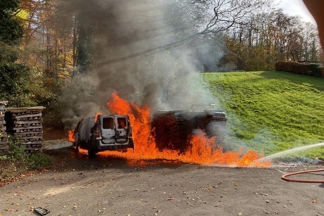 Handwerkerauto brennt an Pfaffenweilers Waldrand aus