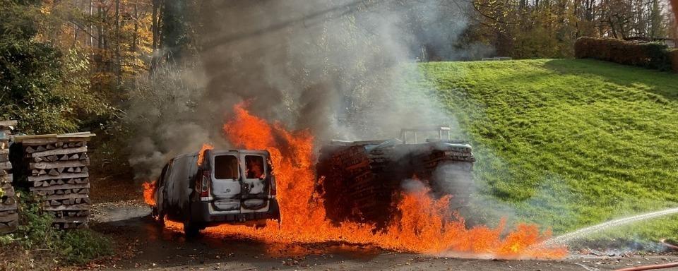 Handwerkerauto brennt an Pfaffenweilers Waldrand aus