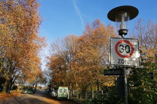 Zum Schutz der Schler muss in der Bad Krozinger Schwimmbadstrae langsamer gefahren werden