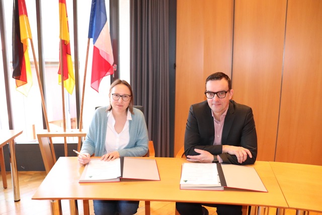 Nina Wei von Badenova-Netze und Brge...sbergabe zur kommunalen Wrmeplanung.  | Foto: Gemeinde Fries