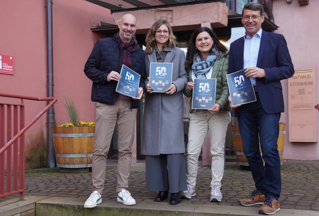 Dominik Eschbach (von links), Sarah Ma...no Metz prsentieren das neue Magazin.  | Foto: Stadt Ettenheim