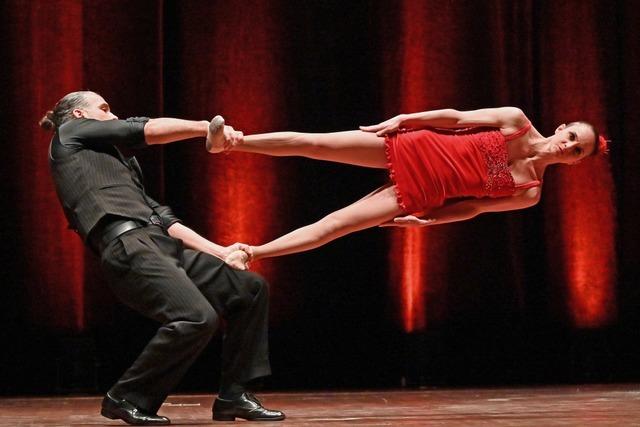 Duo Laos tritt im Freiburger Variet auf und zeigt "Hand to Hand"-Akrobatik