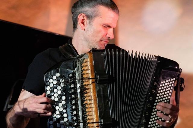 Akkordeonist Vincent Peirani verzckt das Basler Jazzpublikum mit groer Energie und warmen Melodien