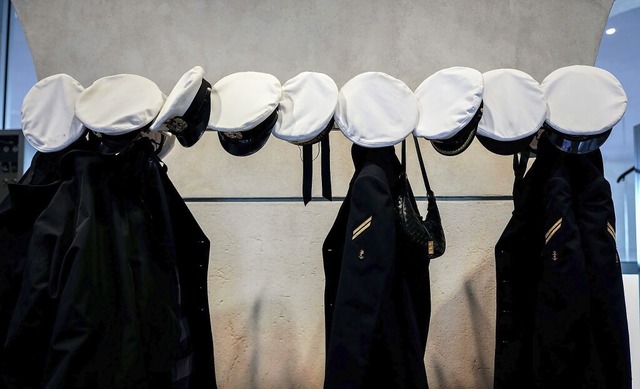 Bald knnte die Nachfrage nach Uniformen bei jungen Mnnern ansteigen.   | Foto: Kay Nietfeld (dpa)